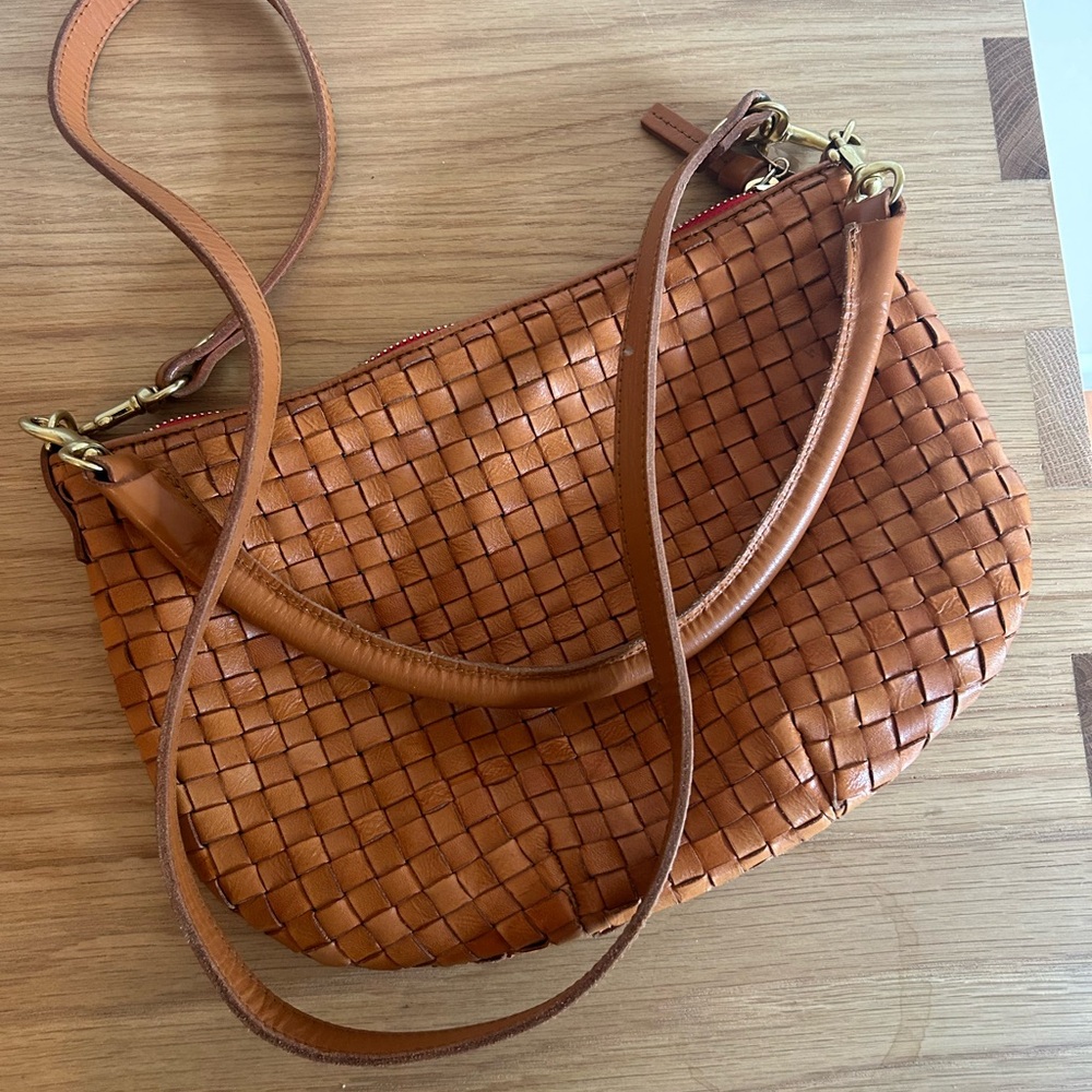 Clare V. petite Moyen messenger in natural woven checker EUC